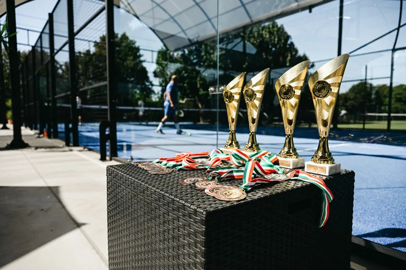 Kupák és érmek a padelversenyen