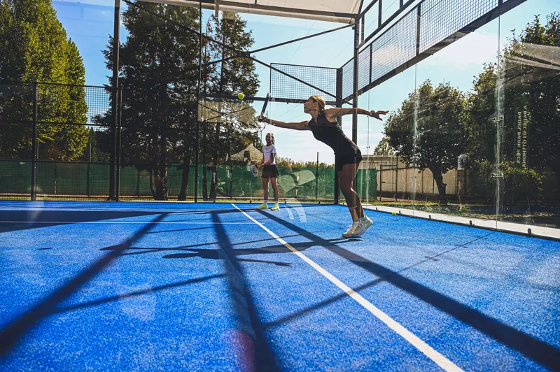 Padeljátékos ütés közben a kék pályán