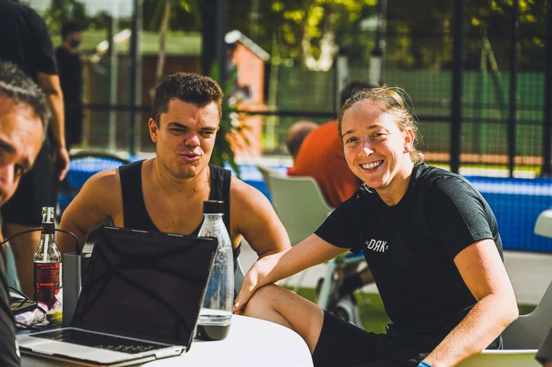Résztvevők a padelpálya mellett