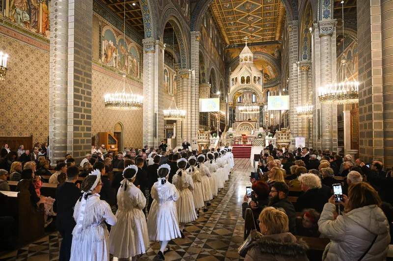 Ünnepség egy díszes templombelsőben